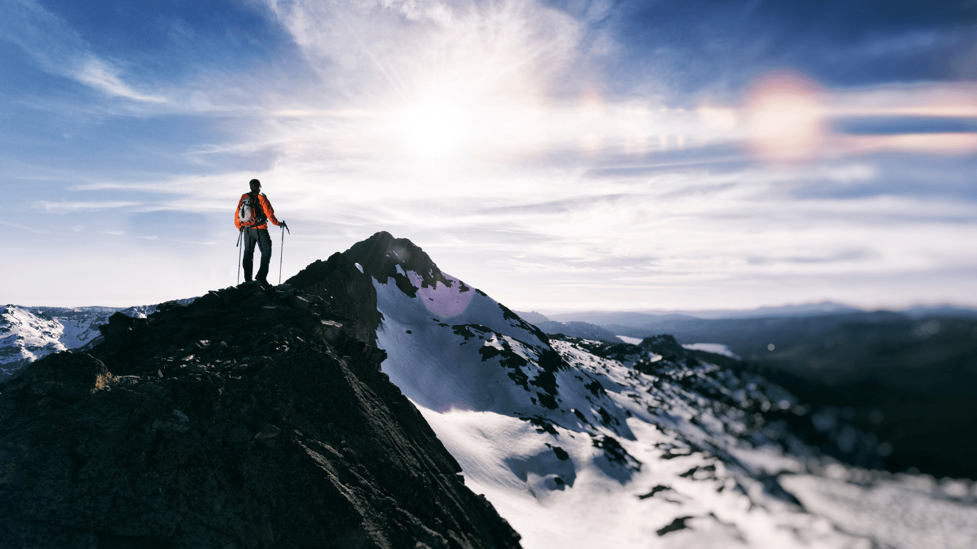 Personne au sommet d'une montagne, symbole de réussite d'un projet Web